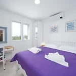 Mekenzi - New By The Sea Apartman