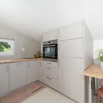 Mekenzi - New By The Sea Apartman
