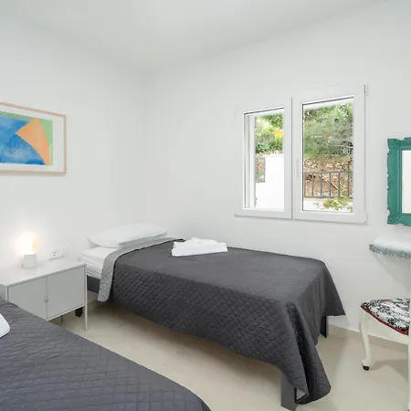 Mekenzi - New By The Sea Apartment *